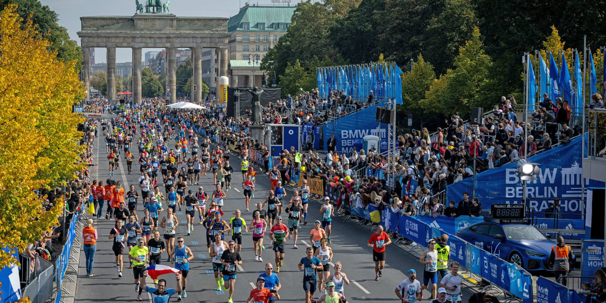 Läuferfeld auf der Straße des 17. Juni am Brandenburger Tor